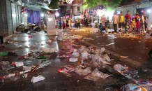 Phố Hàng Mã ngập trong 'biển rác' sau đêm Trung thu