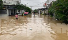 Dân Nha Trang “vật lộn” di chuyển trên những con đường ngập chìm trong nước