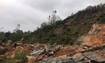 Đồi núi sạt lở chia cắt đường đèo vào khu du lịch Laguna