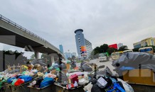 Dân chặn xe vào Nam Sơn, rác lại 'bao vây' đường phố Hà Nội