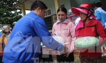 Thanh niên sẻ chia khó khăn với đồng bào vùng lũ