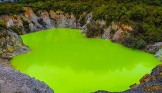Khu vực địa nhiệt phát ánh sáng xanh neon