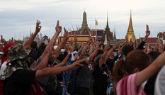 Người biểu tình Thái Lan nhằm vào tài sản của Nhà vua