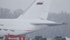 Hai xe tăng Nga cứu hộ vận tải cơ khổng lồ An-124 ra sao?