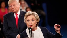 Ảnh ấn tượng trong cuộc tranh luận thứ 2 của Trump và Clinton