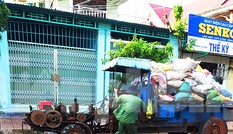Xe cày hối hả chở rác 'giải cứu' thị trấn cao nguyên