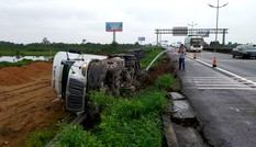Xe đầu kéo tông sập dải ta-luy trên cao tốc rồi lật ngang