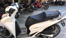 ‘Mượn tạm’ xe SH đỗ ven đường đi từ Huế về Hà Nội