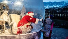 Giáng sinh thời COVID-19: Ông già Noel trong bong bóng, đồ trang trí cũng đeo khẩu trang