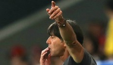 HLV Joachim Loew lại khiến khán giả buồn nôn