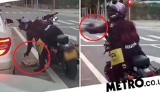 Ngồi trong ô tô xả rác ra đường, bị nữ biker dạy bài học nhớ đời