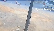 Lại xuất hiện clip xe đưa đón bung cửa, 2 học sinh rơi xuống đường