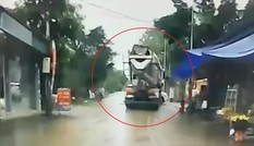 Ô tô lao ra đường bất ngờ bị xe bồn đâm trúng