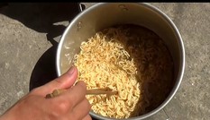 Nấu chín mỳ tôm dưới nắng nóng hơn 40 độ C ở Hà Nội