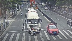 Hai người đi xe điện sống sót sau khi bị cuốn vào gầm xe bồn