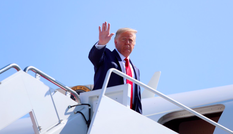 Không lực Một chở Tổng thống Trump suýt đâm vào thiết bị bay không người lái