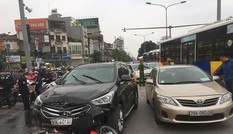 Xe Santafe đâm liên hoàn trên đường Hà Nội