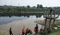 Cận cảnh dẫn giải nghi phạm sát hại nữ sinh ngân hàng đến hiện trường