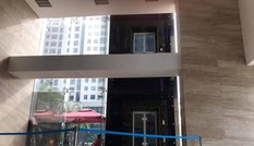 Người đàn ông ngã từ sảnh thang máy tầng 2 xuống đất trọng thương