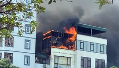 Quán lẩu ở Hà Nội bốc cháy ngùn ngụt giữa trưa