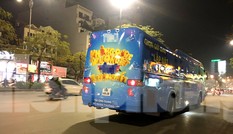 Ô tô 45 chỗ vẫn ngang nhiên dán decal quảng cáo kín xe diễu phố Hà Nội