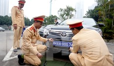 Cục CSGT kiểm định, gắn biển tạm thời cho hơn 100 xe phục vụ Đại hội XIII