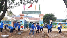 Bão đi qua, sinh viên hối hả dọn dẹp để trở lại giảng đường