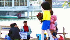 Chàng trai Đà Lạt hóa trang thành Nobita tặng hoa hồng cho 600 người xa lạ