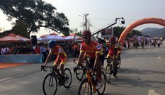 Tranh tài giải đua xe đạp 'Non sông liền một dải'