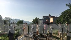 Mải nghe điện thoại, người đàn ông bị tàu hỏa đâm tử vong