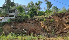 Sạt lở cả quả đồi ở Nghệ An, đe dọa tính mạng 60 người dân