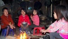 Người dân vùng núi co ro đốt lửa chống rét