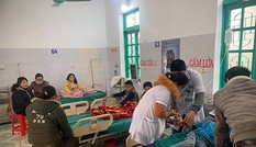 Ăn bánh mì trước cổng trường, 7 học sinh nhập viện cấp cứu