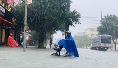 Mưa xối xả từ đêm đến sáng, người dân Hà Tĩnh vật lộn trong biển nước