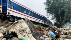 Khu xử lý 'đóng băng' suốt 3 năm, dân khốn khổ sống chung với rác