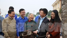 Tập đoàn Phúc Sơn, Báo Tiền Phong trao bò giống hỗ trợ bà con vùng lũ Hà Tĩnh