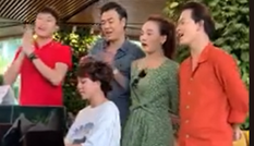 Clip Bảo Hân đệm đàn cho dàn diễn viên Về nhà đi con hát 'Cô bé mùa đông'