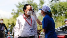 Đi kiểm tra phòng thi, Bộ trưởng Giáo dục được đo nhiệt độ, sát khuẩn tay