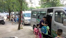 Một học sinh lớp 3 bị bỏ quên trên xe đưa đón