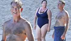 'Điệp viên 007' Pierce Brosnan phong độ khi đi nghỉ ở biển cùng vợ