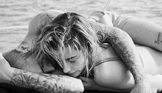 Vợ chồng Justin Bieber thi nhau tung 'ảnh nóng đốt mắt' fan
