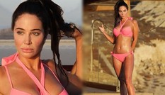 Nữ giám khảo X-Factor diện bikini hồng quyến rũ ở Hy Lạp