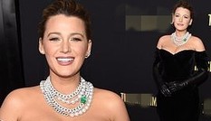 Blake Lively nóng rực như 'quả bom gợi cảm' 5 tháng sau sinh