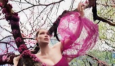 Bella Hadid mặc váy cúp ngực thả dáng cực gợi cảm
