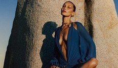 Bella Hadid cùng vợ Justin Bieber quyến rũ tựa nữ thần trên biển