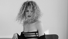 Sắc vóc nóng bỏng của 'thiên nga nước Úc' U60 Nicole Kidman