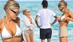 Người mẫu gợi cảm Charlotte McKinney tắm biển cùng bạn trai ở Miami