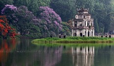 Hà Nội mưa, nắng đan xen, oi bức về trưa