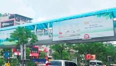 Hàng loạt biển quảng cáo tại cầu vượt Hà Nội hết phép