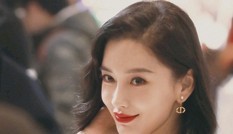 Angela Baby mặc váy quyến rũ hút mắt, dù chỉ là ảnh “chụp lén” bằng điện thoại